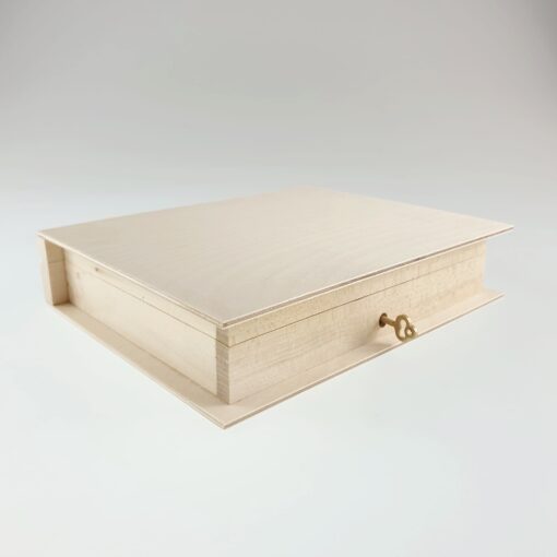 Cutie din lemn formă de carte cu cheiță 1