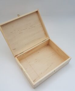Cutie din lemn natural – cu închizătoare – 34x25x10 cm.