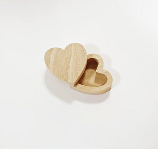 Cutie din lemn - formă de inimă