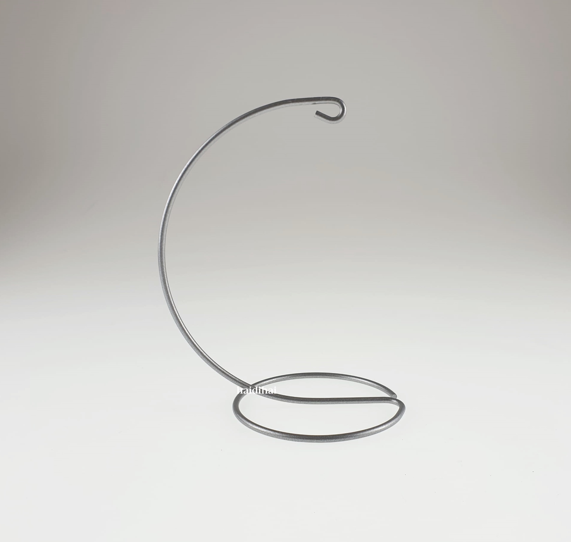 Suport metalic decorativ argintiu – glob – h16,5 cm 1 Suport metalic decorativ argintiu – glob – h16,5 cm