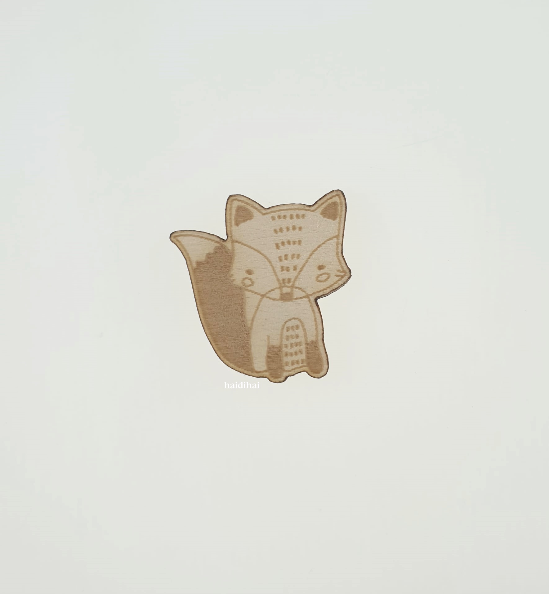 Decorațiune lemn - Fox pin - 3x2,6 cm 1 Decorațiune lemn - Fox pin - 3x2,6 cm