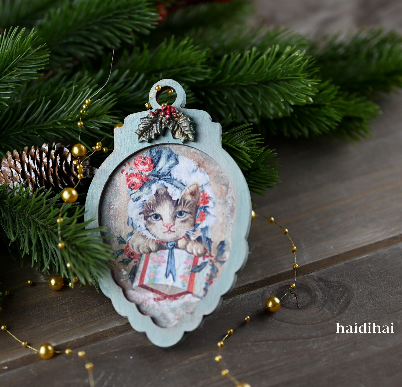 Ornament brad - con cu poveste - 12,8×8 cm 1 Ornament brad - con cu poveste - 12,8×8 cm