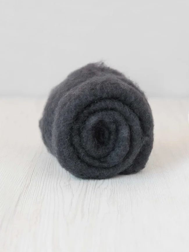 Lână Cardată Maori - 50 g - GRAPHITE 1 Lână Cardată Maori - 50 g - GRAPHITE